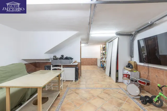 Casa independiente con piscina en La Zubia. — 33