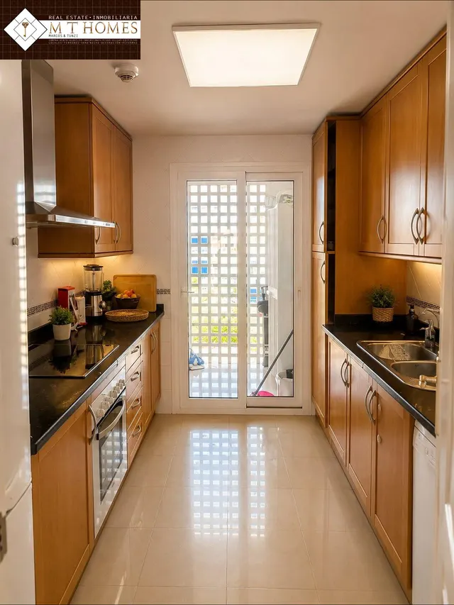 Elegante apartamento con vistas al parque y la piscina – 500 metros de playamar, tren y todos los servicios – urbanización privada con zonas ajardinadas — 9