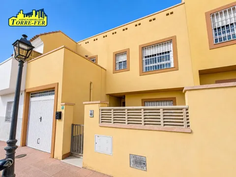 GRAN DUPLEX DE 4 DORMITORIOS EN LA URBANIZACION EL POTRO DE HUERCAL DE ALMERIA.