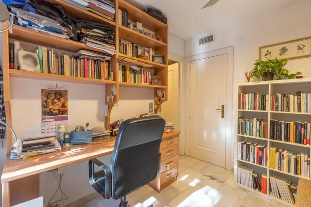 Exclusivo piso señorial con terraza en el Paseo del Salón (Cuesta de Escoriaza), con cochera y trastero. — 44