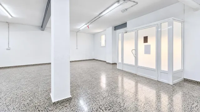 Local comercial de dos plantas con terraza privada en Plaza San Isidro — 3