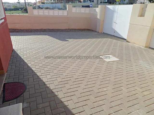PLANTA BAJA CON AMPLIA TERRAZA  Y VISTAS AL MAR — 20
