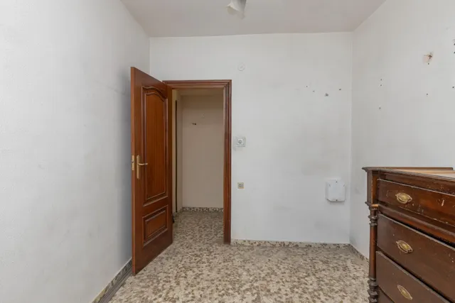 Piso en esquina con terraza y vistas a Plaza Mariana Pineda, Granada — 35