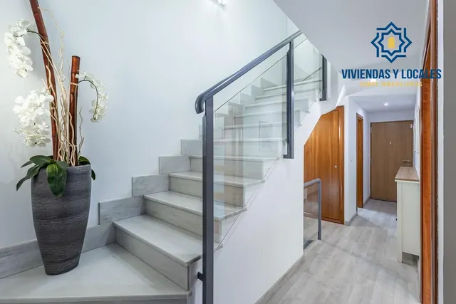 Amplia casa de 182 m2 con patio, gran sótano y a menos de 5 minutos del metro — 14