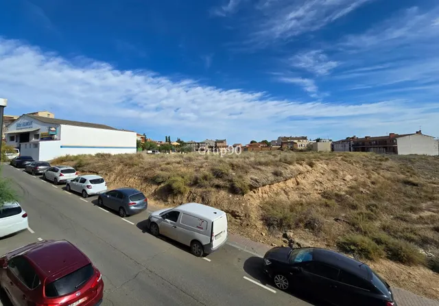 Solar en alcarras para edificar. — 2