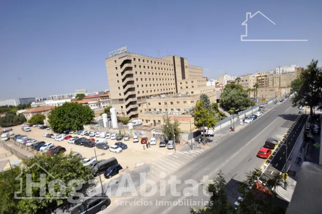 AMPLIO CON GARAJE Y ASCENSOR JUNTO HOSPITAL PESET — 30