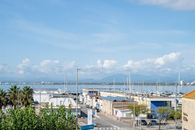 Piso reformado con vistas a la bahia de Roses. - foto 4