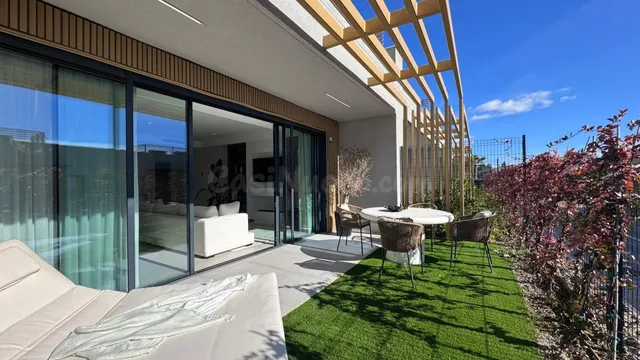 CHALET de 3 DORM y ENTREGA INMEDIATA! en Mijas Costa, jardín