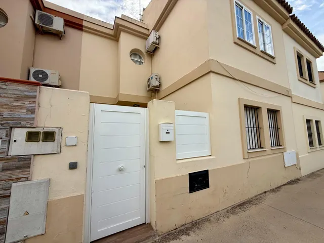 Casa adosada totalmente reformada de renta libre situada en una urbanización privada. — 40