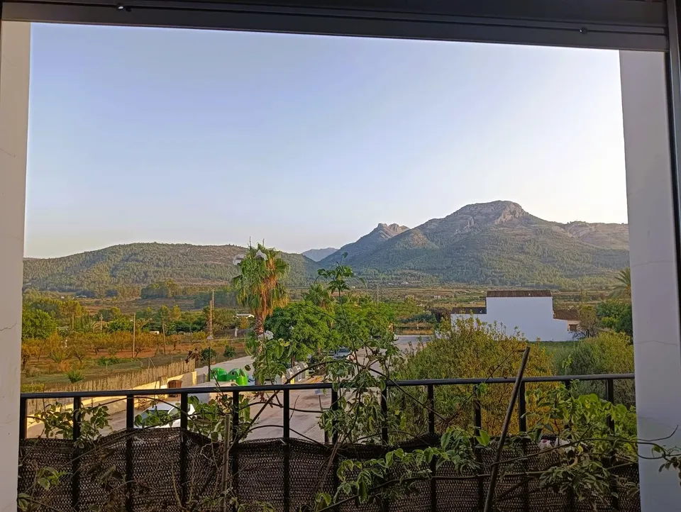 Casa semi adosada con encanto, garaje privado y amplia terraza en pleno corazón de Alcalalí