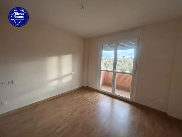 **se vende adosado en ardoncino, León** — 13