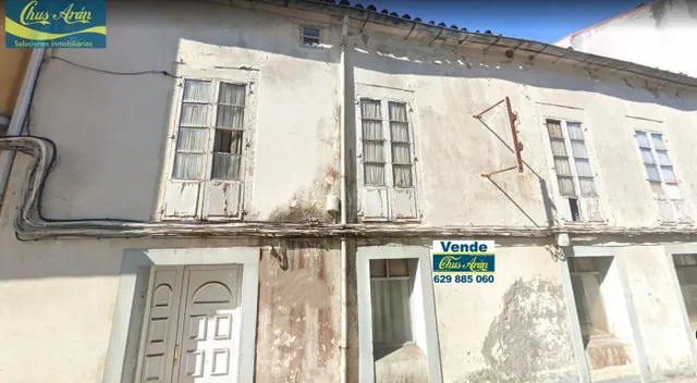 Casa en el centro de Carballo a cincuenta metros de la plaza