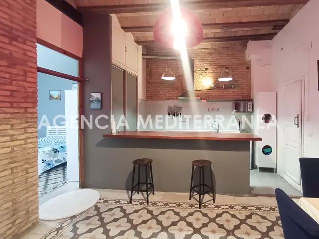 Piso en Alquiler Temporal en Ruzafa con reforma que respeta la arquitectura tradicional de la zona y con mucha luz — 5