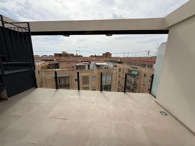 Luminoso apartamento semi-nuevo con terraza, piscina y parking — 32