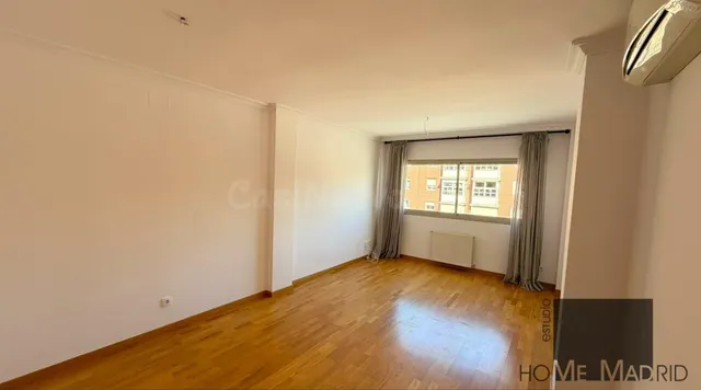 ESTUDIO HOME MADRID OFRECE vivienda de 99 m2 construidos, en urbanización cerrada, en la zona de Montecarmelo. — 2