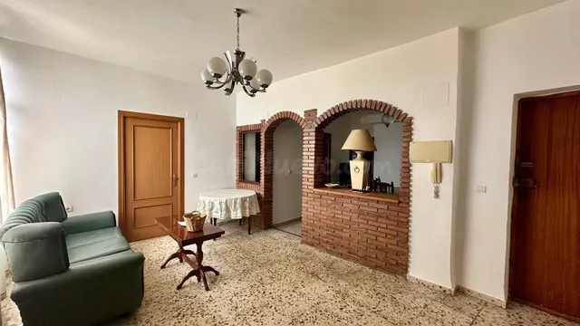 OPORTUNIDAD DE PISO CON AMPLIAS ESTANCIAS IDEAL PARA RESIDEN - foto 4