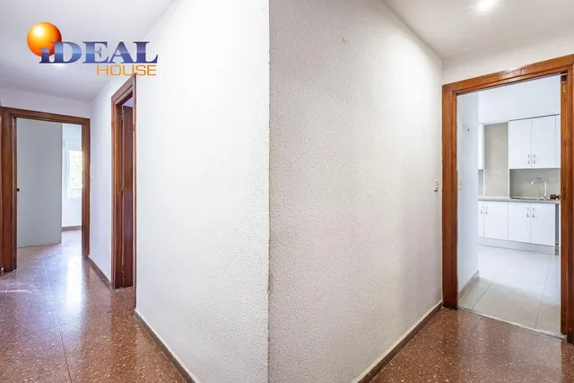 Piso con plaza de garaje cerrada junto a La Inmaculada, frente al río Genil. — 9