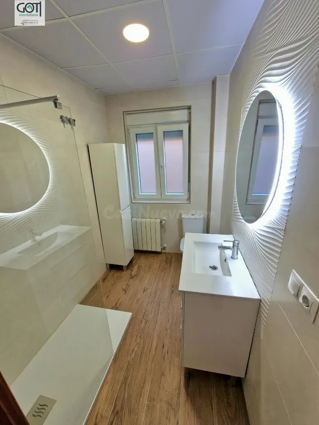 Amplio y Luminoso Piso en el Corazón de Granada por €900 — 5