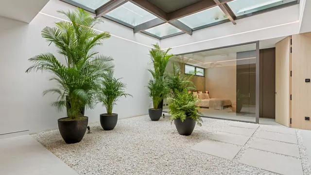 Sofisticada villa con vistas al mar en la Milla de Oro, Marbella — 27