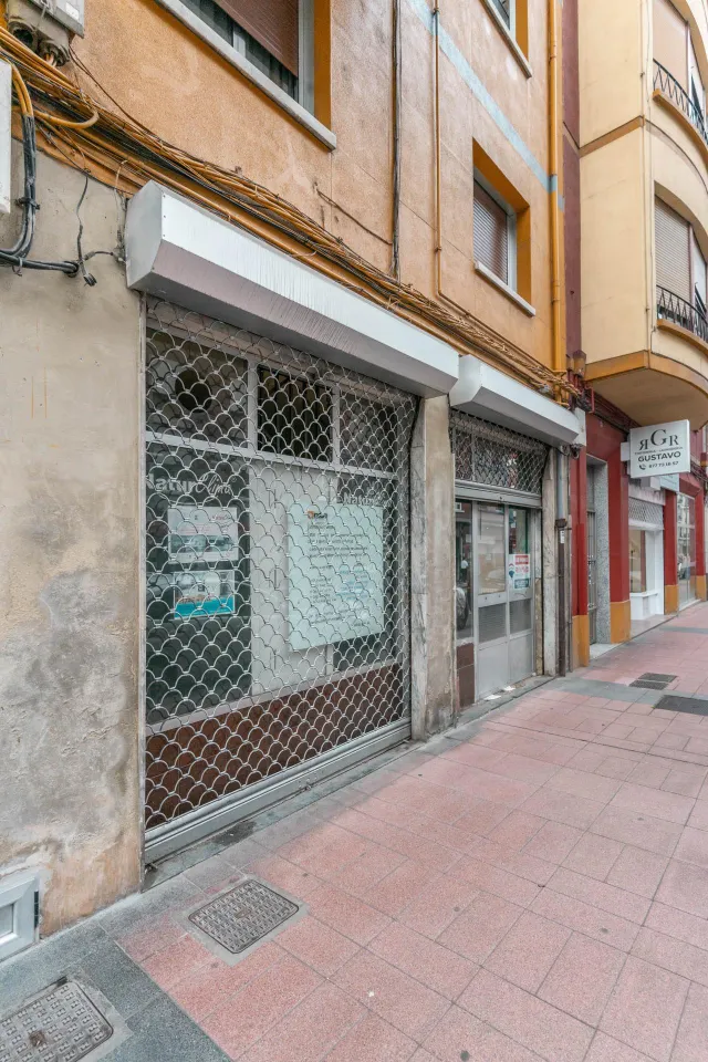 TU NEGOCIO EN EL CENTRO A UN PRECIO INMEJORABLE — 32