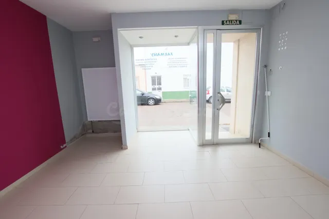 Local con posibilidad de cambio de uso a vivienda en Montijo - foto 3