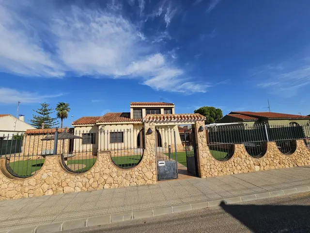 Villa independiente con piscina privada y amplios espacios e