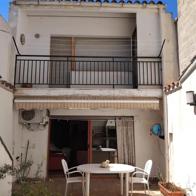 Casa con dos pisos y gran garaje almacén muy cerca del Ayunt - foto 5