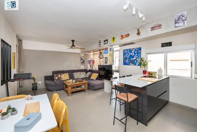 Piso Reformado en Zona Comercial y Universitaria de Granada - €330,000 — 3