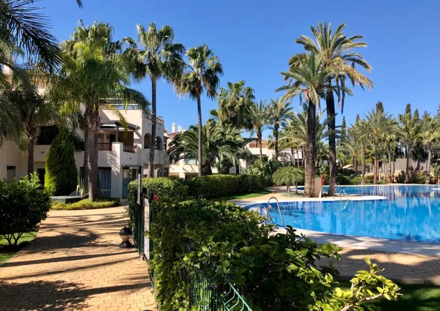 Medina de Banús - Exclusivo apartamento en planta baja con j