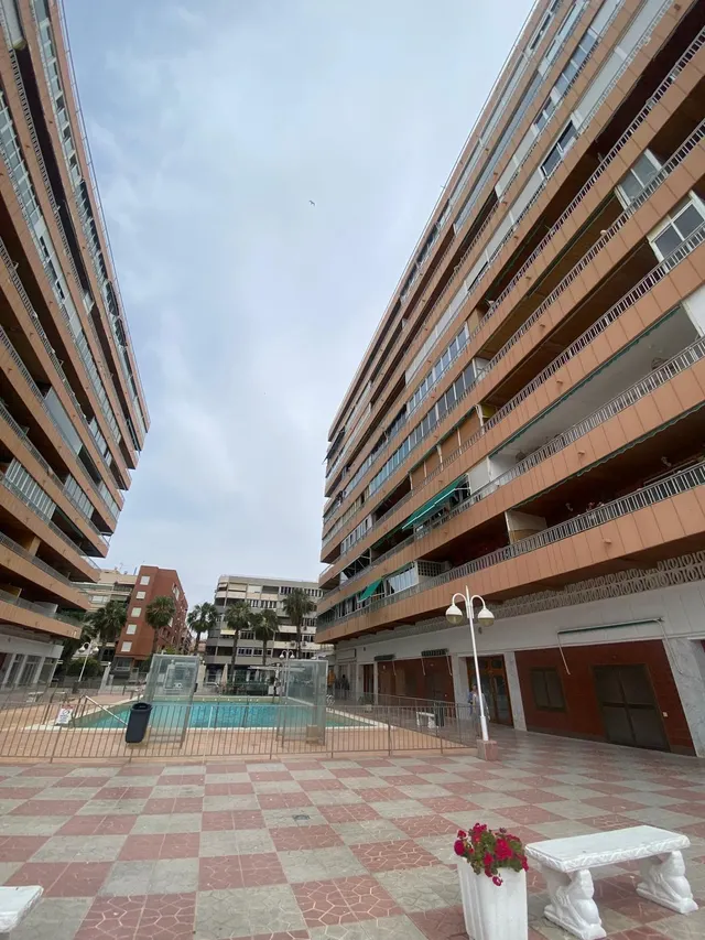 Reformado apartamento en primera línea de Torrevieja con vistas laterales al mar y piscina — 23