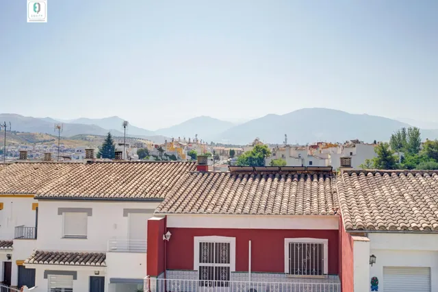 GRAN CASA CON PISCINA EN HUETOR VEGA — 10