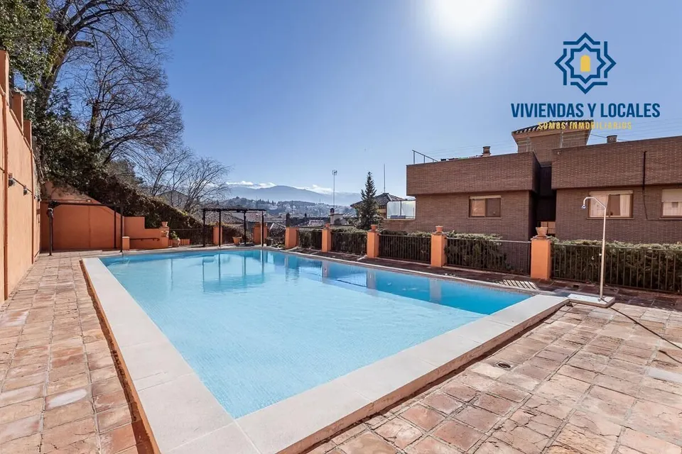 EXCLUSIVO PISO CON JARDÍN PRIVATIVO EN UNA DE LAS MEJORES URBANIZACIONES DE GRANADA
