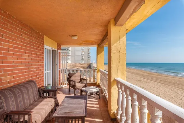 CHALET EN PRIMERA LINEA EN PLAYA GUARDAMAR 6 HABS — 4