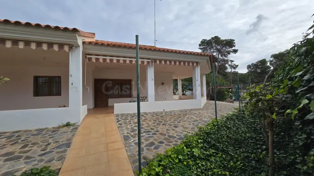 Chalet independiente con gran parcela, jardín y amplias zonas exteriores — 2