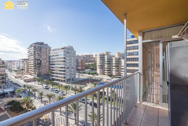 Apartamento en venta en primera línea de playa en Los Arenales del Sol, la propiedad está afectada por la Ley de Costas — 21