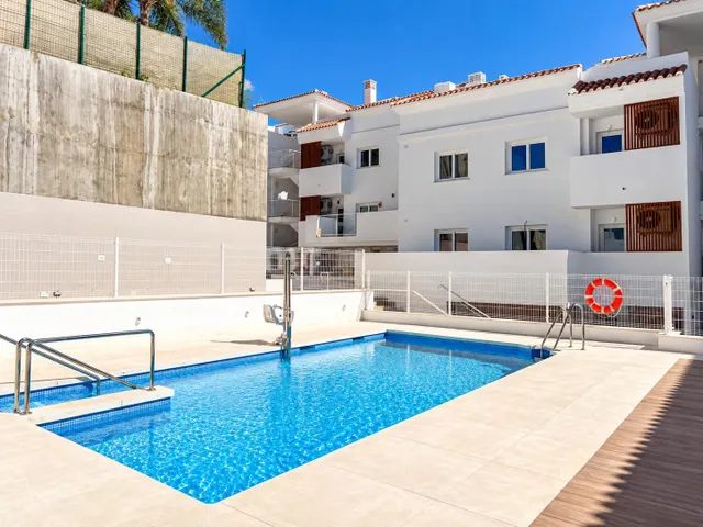 Exclusivo piso de obra nueva en torreblanca del sol, Fuengirola, con terraza, piscina y garaje — 24