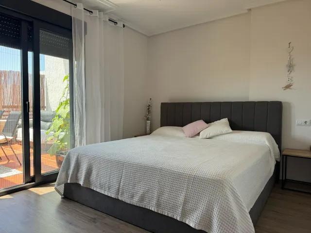 Ático orientado al sur con vistas al mar y amplia terraza en el centro de Torrevieja — 21