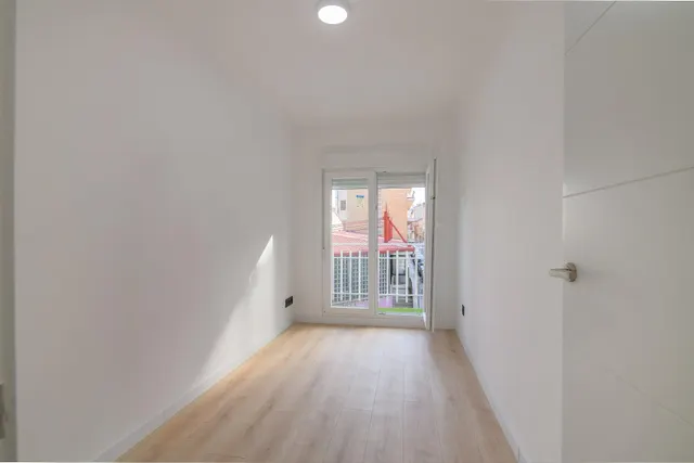 Piso de 3 habitaciones reformado al lado del Colegio Oms i de Prat. — 34