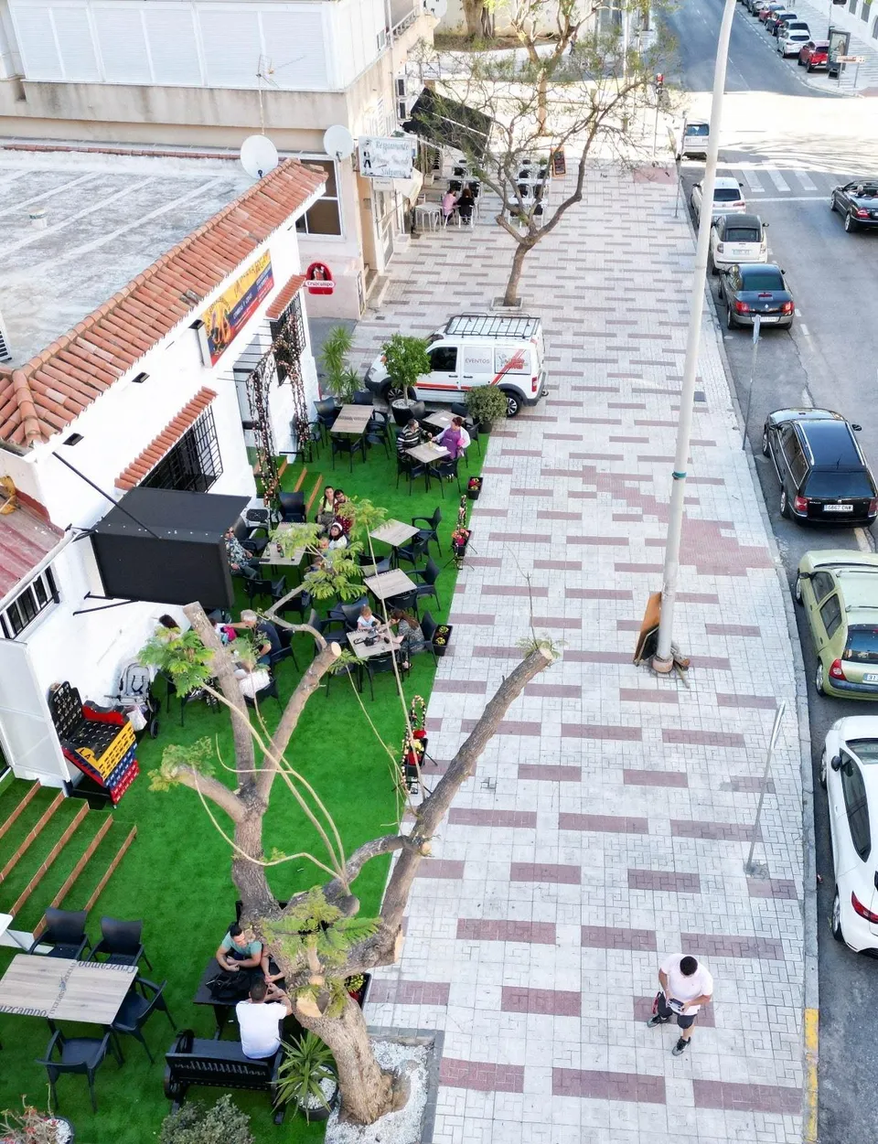 TRASPASO BAR CON AMPLIA TERRAZA EN PLENO CENTRO DE TORREMOLINOS