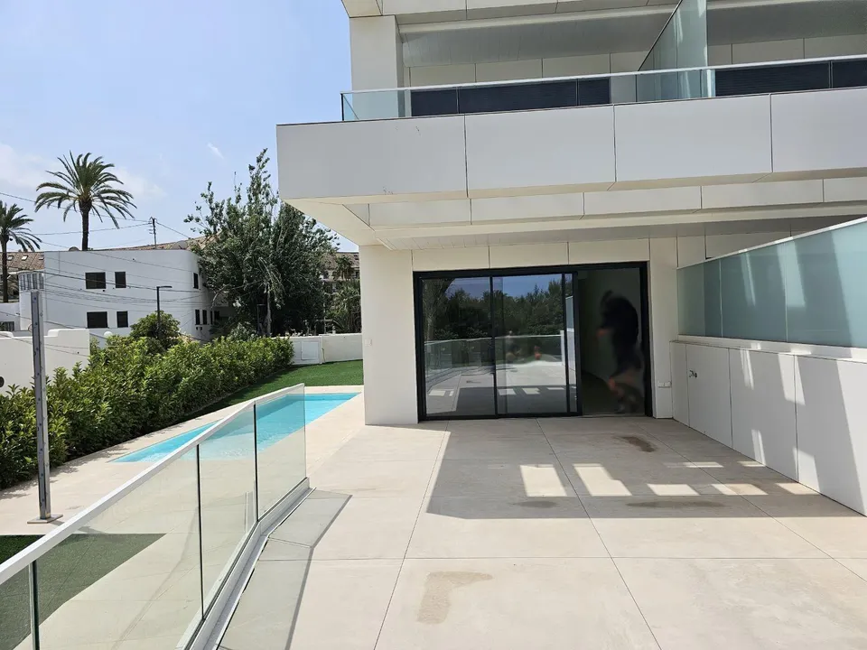 Apartamento en planta baja de obra nueva en exclusiva urbanización en primera línea de playa