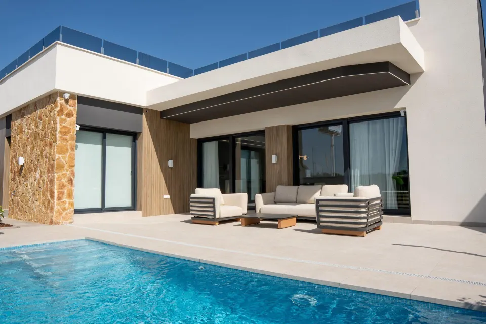 Chalet independiente en una sola planta con piscina privada a la venta en Ciudad Quesada(Alicante).