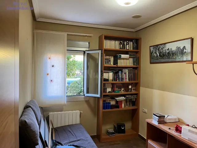 Piso planta baja, de tres hb y baño. Cocina y salón. Todo ex - foto 5