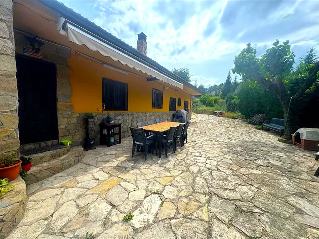 Casa en planta baja y con piscina en parcela de 1250m2