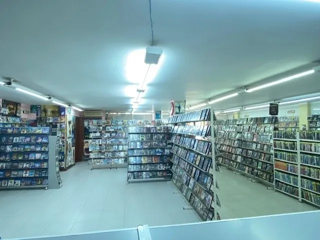 LOCAL EN VENTA CON MUY BUENA UBICACIÓN — 4