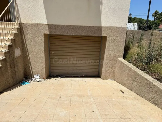 Casa adosada con jardín y piscina comunitaria — 3