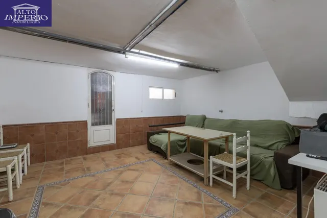 Casa independiente con piscina en La Zubia. — 32