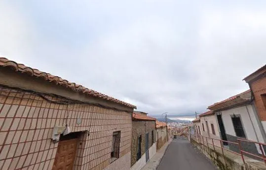 SE VENDE casa adosada OKUPA en C San Froilan 48 de Puertolla - foto 2