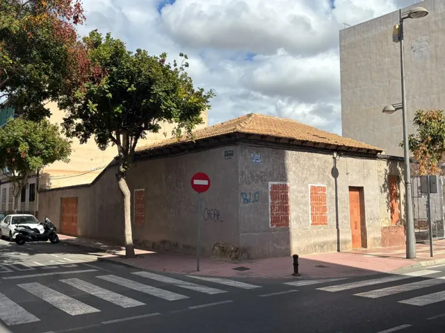 CASA INDEPENDIENTE EN ESQUINA CON GRAN POTENCIAL DE REHABILI