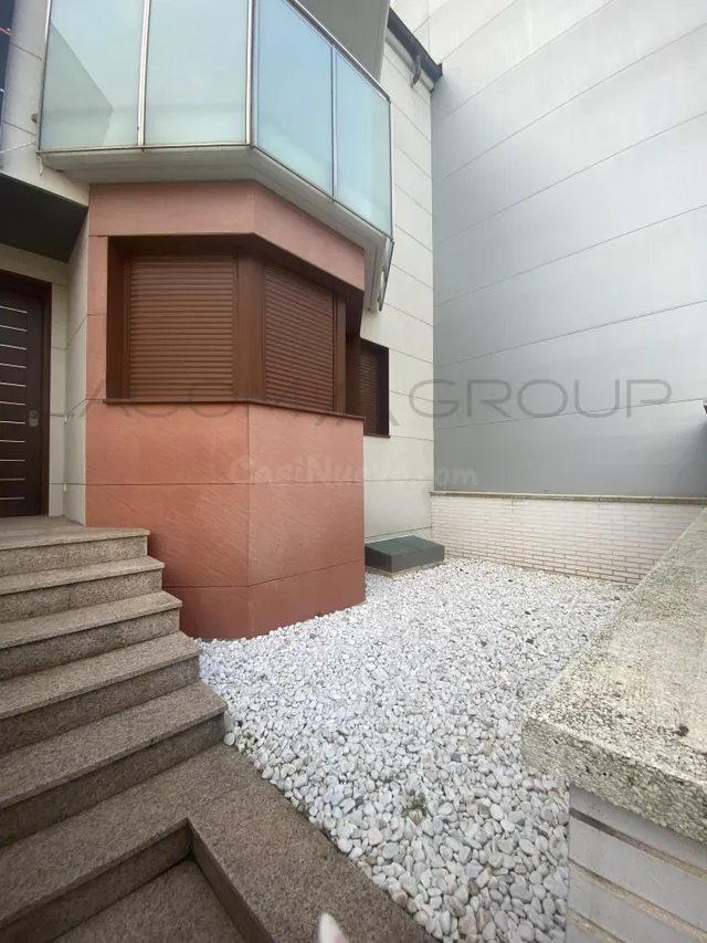 EXCLUSIVA CASA CON ASCENSOR, JARDÍN Y GARAJE PARA 4 COCHES E - foto 2