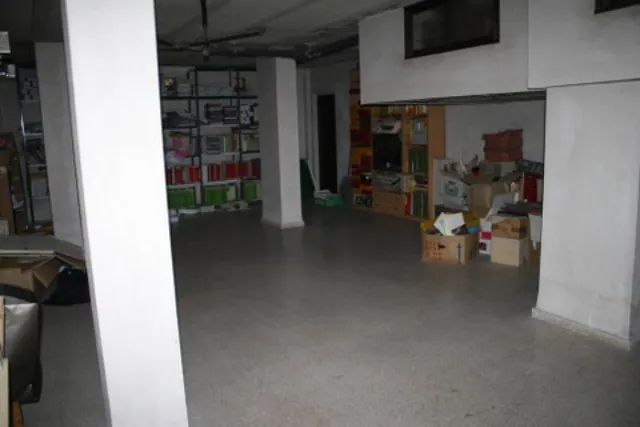 Local comercial totalmente diáfano. Entresuelo. — 4